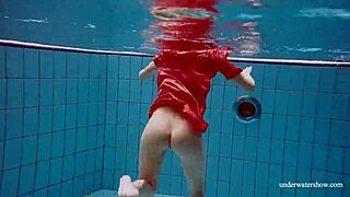 Είδα μια χαριτωμένη ρωσική μελαχρινή κοπέλα να κολυμπάει σε κόκκινο ανοιχτό φόρεμα κάτω από το νερό