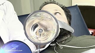 La dominatrix Mistress April fa l'urologa, dominando il suo paziente in latex. Antiche ospedaliere selvagge si scatenano!