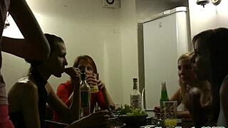 Oye, ¿ves a estas adolescentes universitarias de 18+ follando coños en la fiesta de la residencia?