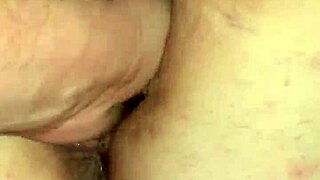 Veľkoprsá BBW manželka miluje intenzívne pästovanie v posteli každú noc. Jej obrovské krivky sa trasú divoko.