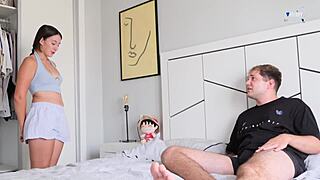 Nevlastní sestřička přistižená při kouření nevlastního bratra, dostane šukání s výstřikem na tělo