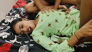 Komal и Neha, одни в общежитии, устроили яростный групповой трах.