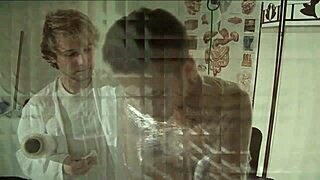 משחקי רופא הופכים לזיון פטיש עם זוג טווינקים במשרד