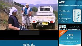 ¡Mierda, chica japonesa se folla en el baño público!