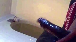 Snygg ebony ger slaskig blowjob till stor svart kuk