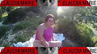 Debela se nabije piškote v muco in potem njen gej prijatelj jih pojé, ta muca zmore vse