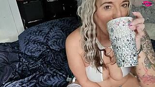 अरे, पति देखते हुए डिल्डो से चूत चोद रही हूं