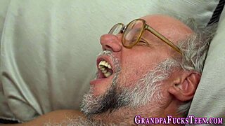 丰满18+少女疯狂口交老男人