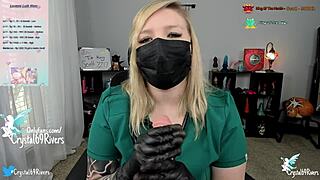 Sestra dráždí pacienta, aby poslechl pro dojení vzorku spermatu