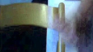 Lelaki Dari Cordoba Casually Tunjuk Kote Pendek Dia Di Sembang Webcam