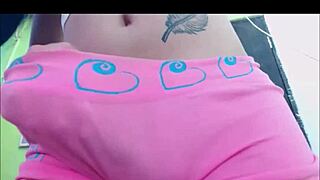 فتاة ترانس في ملابس داخلية وردية تمسح نفسها على الكام للمعجبين