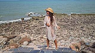 देखो ये सेक्सी लड़की अपनी बालों वाली गांड और छोटी चूचियाँ हिलाती हुई पड़ोसियों के लिए पब्लिक में!