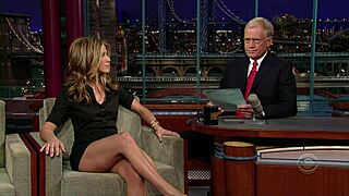 Jennifer Aniston flänger med fantastiska heta ben