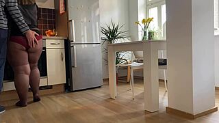 El coño caliente y mojado de mi suegra follado duro en la cocina. ¡Sus curvas maduras me volvieron loco!