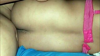 Хеј, провери ову индонежанску тинејџерку 18+ са великим сисицама која се дивља за 9 речи чисте врућине!