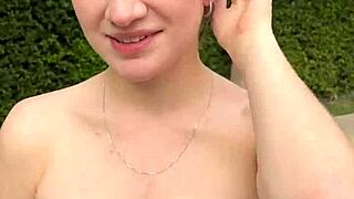 J'ai payé cette bibliothécaire salope pour une pipe et titjob sauvages