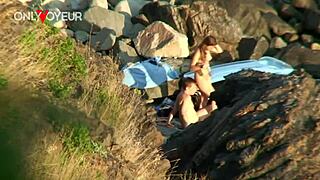 Voyeur na praia pega garota 18+ foda rápida em público