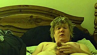 Caras se masturbando e gozando em cena gay