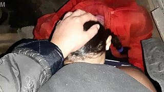 Skryli sme sa pred dažďom na lesbický sex s špinavým rozprávaním