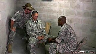 Askerlerin patlamalar ve cezalarla gay seks yapan fotoğraflarını gördüm