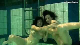 Lesbianere Katka og Barbara hopper under vann i basseng