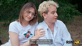 Deux russes teens 18+ partagent une partouze camping sauvage avec rimming et léchage de cul extérieur. Fun dingue !