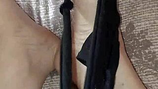 Waarom wrijft Gretala haar string op haar voeten?