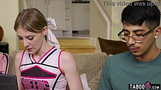 شاب عذري يمارس مع فتاة شابة شهيرة 18+ 18+ راقصة ميلودي ماركس في الزي.