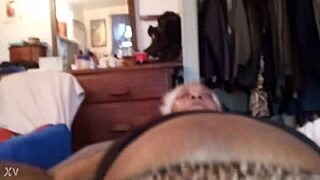 Čuchanie sladkej piče babky a lízanie jej škaredého zadku v domácom klipe