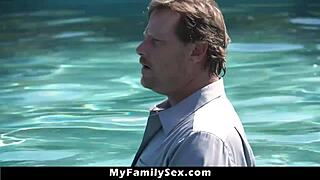 Mostohaapa bünteti szőke mostohalányát dohányzásért durva cowgirl baszással!