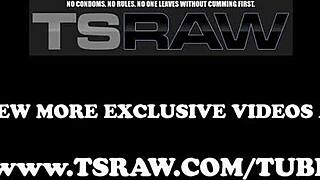 ליידיבוי אגתה אלנקר הולך ברבק בביקיני