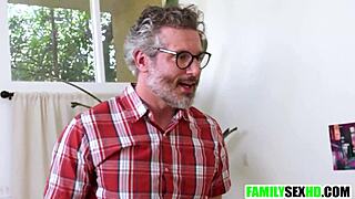 ¡Hijastra Provoca a Padrastro con Piercing y Ropa Interior, Qué Caliente!