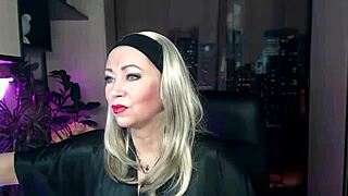 Hei, tengok makcik panas membongkok mainan di webcam