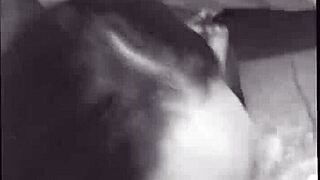 In homemade POV buigt geile Latina voor doggystyle seks met kont uitzicht