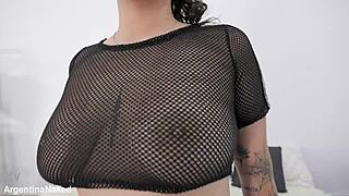 丰满的骆驼趾和大天然奶子，好热