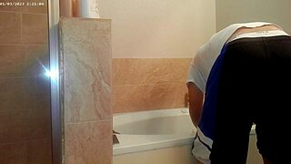 Amatur Asia Bersih Bilik Air Sambil Urus Kerja Rumah Harian