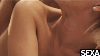 Lesbiene blonde sexy își ling pizdele până la orgasme multiple 😍