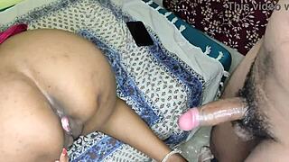 Mătușa indiană Mallu se dezbracă goală și își bagă degete pentru socrul ei