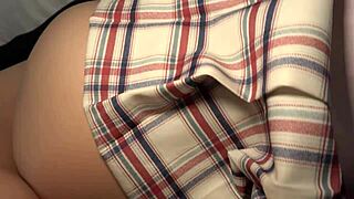 Vau, ta neurejena 18-letna japanska lepotica s črnimi lasmi piha in dobi dlakavo creampie v uniformi! 😍