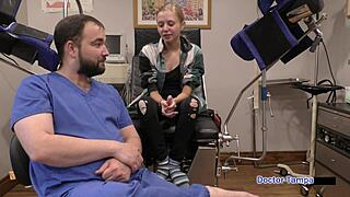 Dr. Tampa, podívej se na první gynekologickou prohlídku Avy Siren! Šíří se backstage na Floridě.