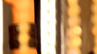 Jeg danser og kler av meg, river klærne for deg