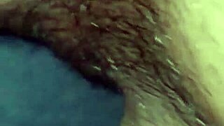 Pasangan german kurus main di rumah.