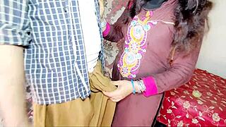 वायरल एनल एक्सएक्सएक्स! कबाड वाला चाचा विलेज गर्ल अमरोजिया के साथ 1st एनल करता है