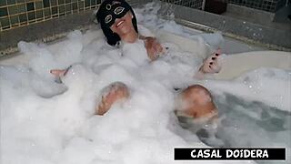 Tiener ontspant in hotel jacuzzi