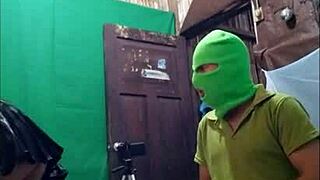 Stemor og stesøn dykker ned i vilde seksuelle fantasier for rå nydelse