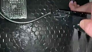 Arabische elite Saudische chick masturbeert strakke poesje in douche solo