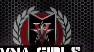 Blondýnka Vicky Vette v spodním prádle se vrtá dildem, až tvrdě vyvrcholí. Jaká divoká show!