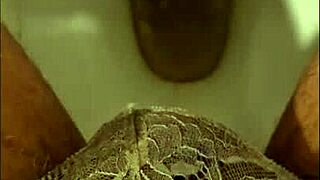 Escrava Sexy em Lingerie Vermelha e Meias Mija em Vídeo Compilação.