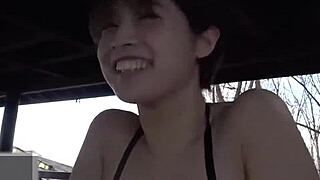 19岁日本美女在车里色情独自自慰