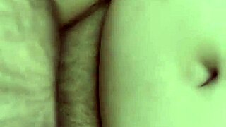 Zdradzająca żona pozwala na wytrysk w środku owłoszonej cipki, gdy męża nie ma.